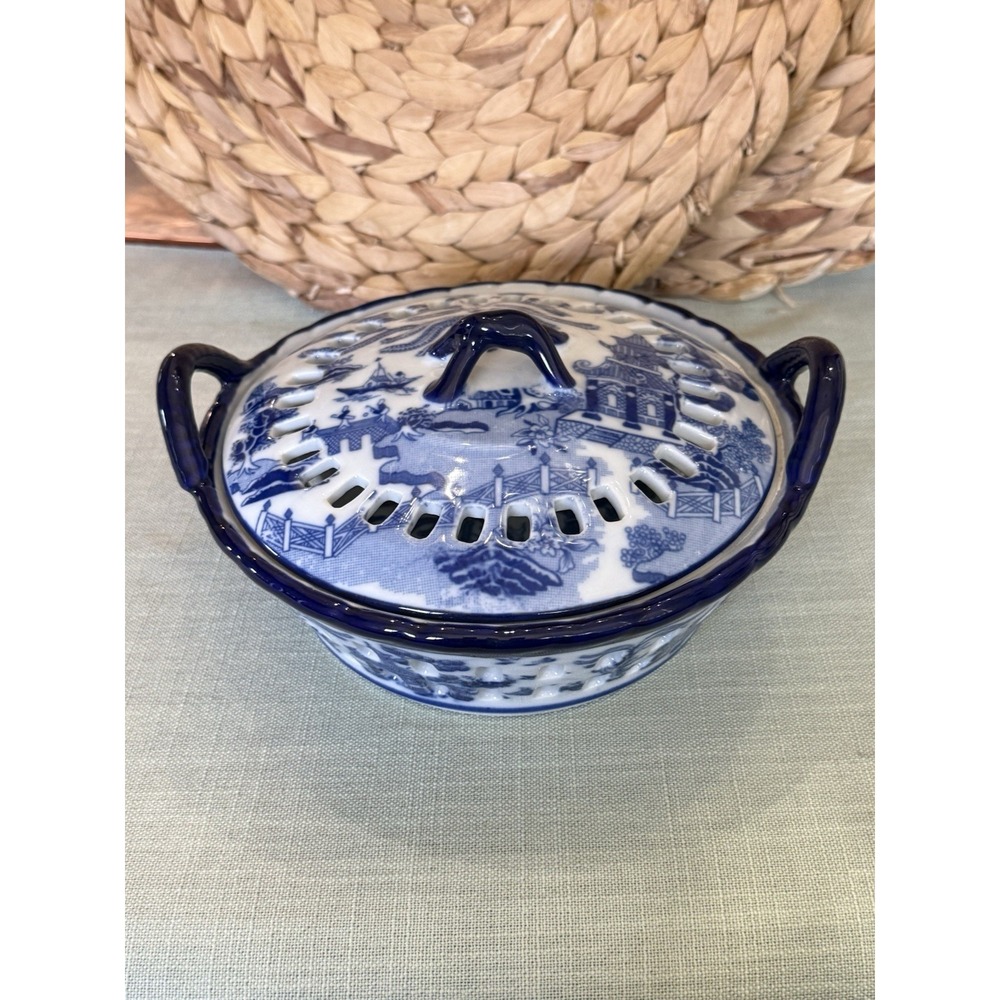 Blue and white pierced porcelain tureen or bowl & Lid traditional Chinese scene.